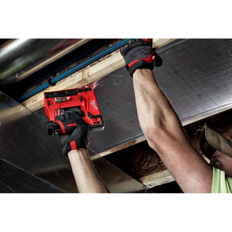 Milwaukee M12 12V Lithium-Ion Inalámbrico Clavadora de Corona de 3/8 pulgadas y Kit de Herramienta Multiusos Oscilante con (1) batería 2.0Ah y cargador - 2447-20-2426-20-48-59-2420