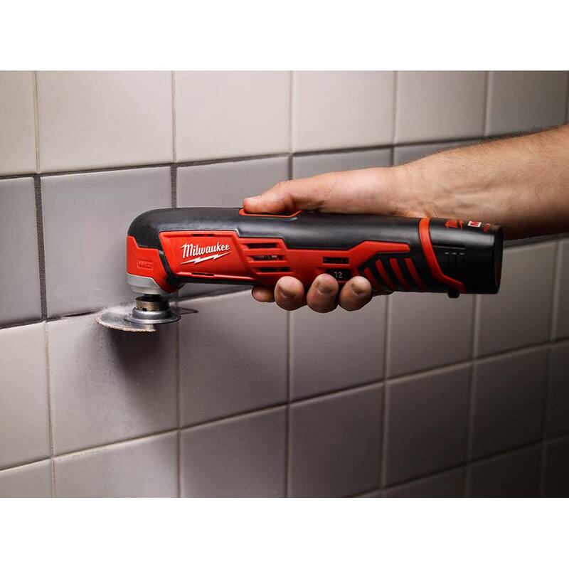 Herramienta multifunción inalámbrica Milwaukee M12 de 12 voltios con batería de iones de litio, junto con el grapadora de corona de 3/8 de 12 voltios también con tecnología de iones de litio - 2426-20-2447-20