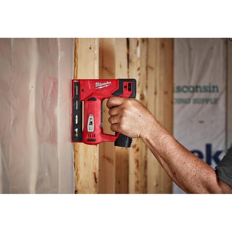 Herramienta Multiusos Oscilante Inalámbrica de Iones de Litio de 12 Voltios Milwaukee M12 con Grapadora Corona de 3/8 de pulgada M12 y Batería de 6.0 Ah XC - 2426-20-2447-20-48-11-2460