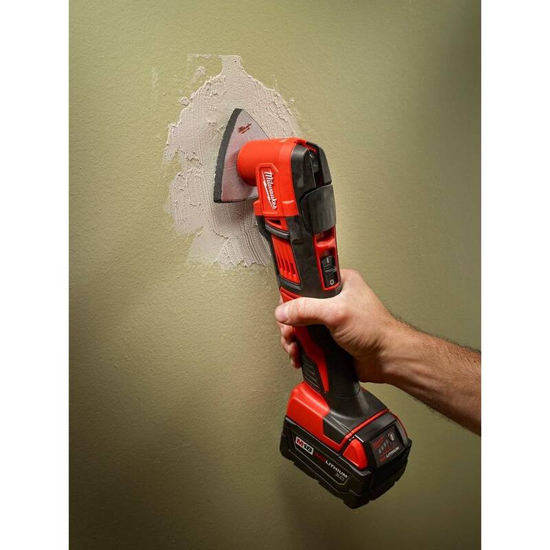 Kit de herramienta múltiple oscilante inalámbrica Milwaukee M18 18V de iones de litio con dos baterías de 3.0Ah, accesorios, cargador, estuche - 2626-22