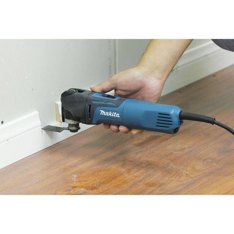 Juego de herramientas múltiples oscilante con cable de 3 amperios y velocidad variable de Makita, con hoja, base para lijar, papel de lija, adaptador, estuche duro - TM3010CX1.