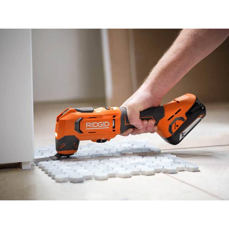 Herramienta múltiple oscilante inalámbrica RIDGID de 18V con (2) baterías de 4.0 Ah, cargador de 18V y bolsa - R86241B-AC93044SBN