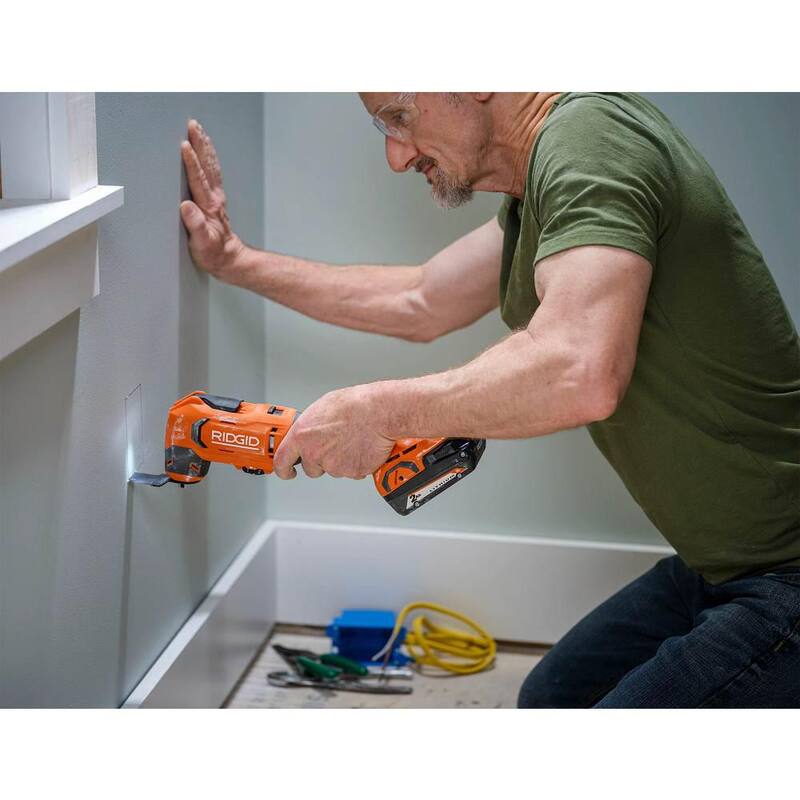 Herramienta múltiple oscilante inalámbrica RIDGID de 18V con (2) baterías de 4.0 Ah, cargador de 18V y bolsa - R86241B-AC93044SBN