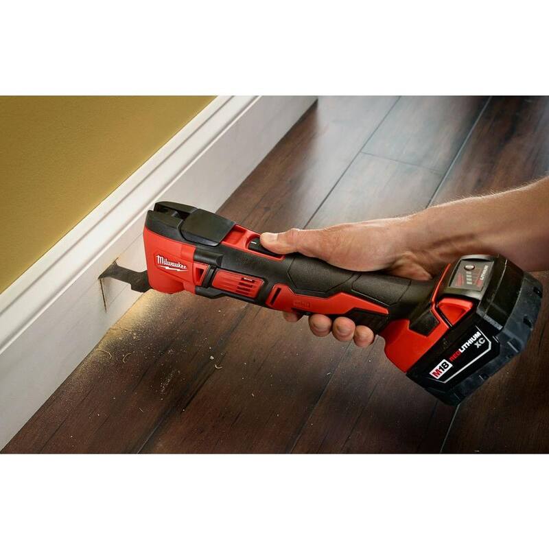 Herramienta oscilante múltiple inalámbrica de iones de litio Milwaukee M18 18V (solo herramienta) con juego de hojas para herramienta múltiple de 1-3/8 pulgadas (4 piezas) - 2626-20-49-25-1103W