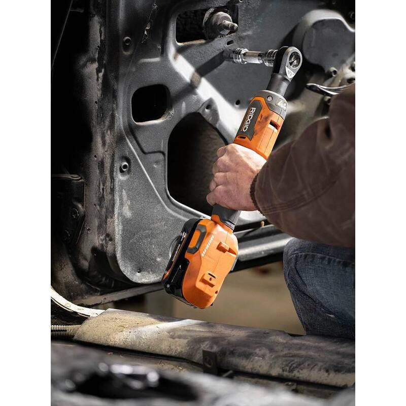 Juego de trinquete inalámbrico RIDGID 18V sin escobillas de 1/2 pulg. con batería de 2.0 Ah y cargador - R866012K