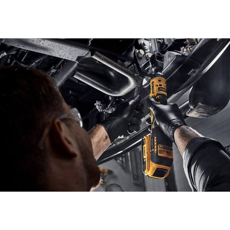 Llave de trinquete inalámbrica DEWALT ATOMIC de 20 voltios MAX de ion de litio de 1/2 pulgadas con batería de 20 voltios de 5.0Ah POWERSTACK - DCF512BWDCBP520