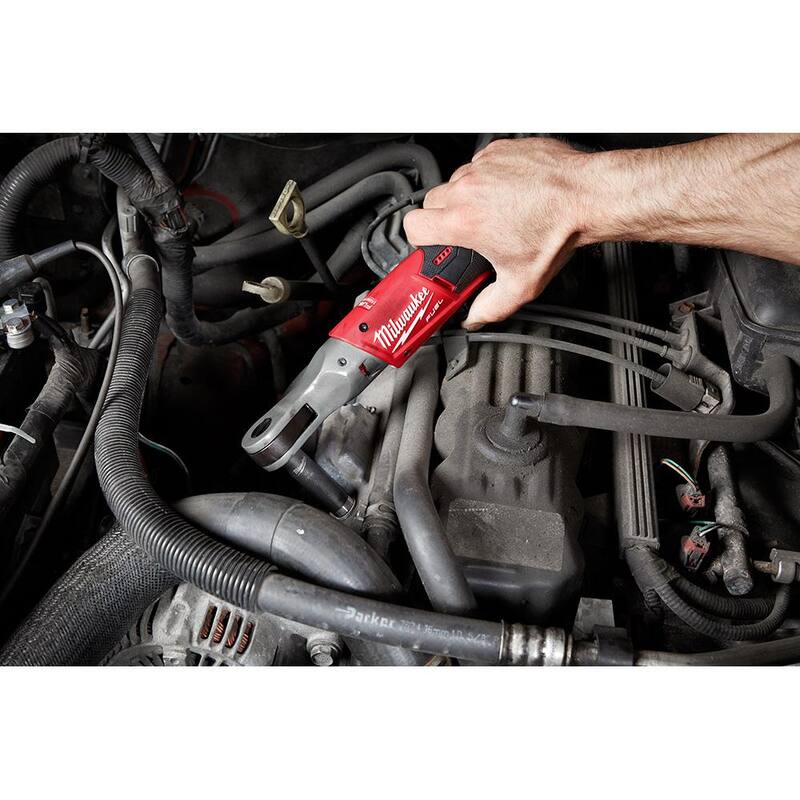 Kit de trinquete inalámbrico Milwaukee M12 FUEL 12V de ion de litio sin escobillas de 1/2 pulgadas con baterías de 2.0 Ah (2), cargador, bolsa y batería de 5.0 Ah - 2558-22-48-11-2450.