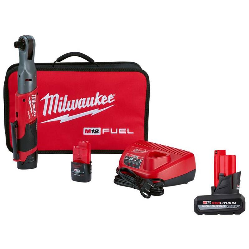 Kit de trinquete inalámbrico Milwaukee M12 FUEL 12V de ion de litio sin escobillas de 1/2 pulgadas con baterías de 2.0 Ah (2), cargador, bolsa y batería de 5.0 Ah - 2558-22-48-11-2450.