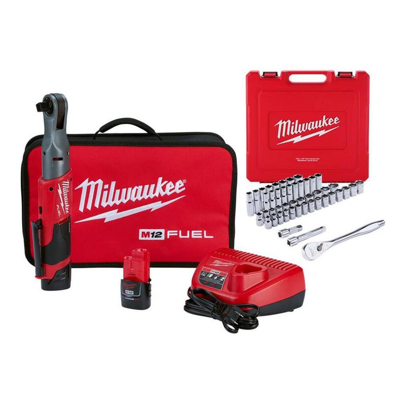 Juego de trinquete inalámbrico Milwaukee M12 FUEL de 12 voltios de iones de litio sin escobillas de 1/2 pulgada con juego de llaves de vaso de impacto y mecánica (70 piezas) - 2558-22-48-22-9010