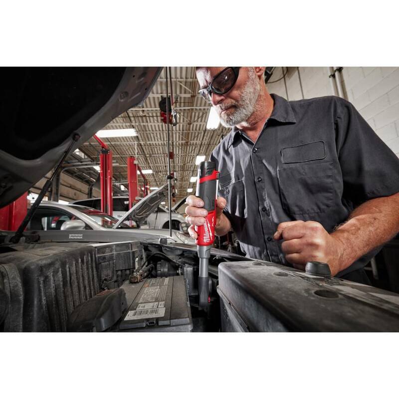 Llave de trinquete inalámbrica de alta velocidad Milwaukee M12 FUEL de 12V de 1/4 de pulgada de alcance extendido con llave de trinquete inalámbrica de alta velocidad de 3/8 de pulgada de alcance extendido - 2568-20-2569-20