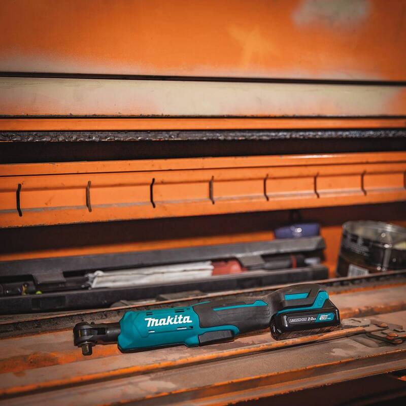 Kit de trinquete inalámbrico de iones de litio Makita 12V max CXT 2.0 Ah 3/8 pulg./1/4 pulg. Sq. Drive - RW01R1