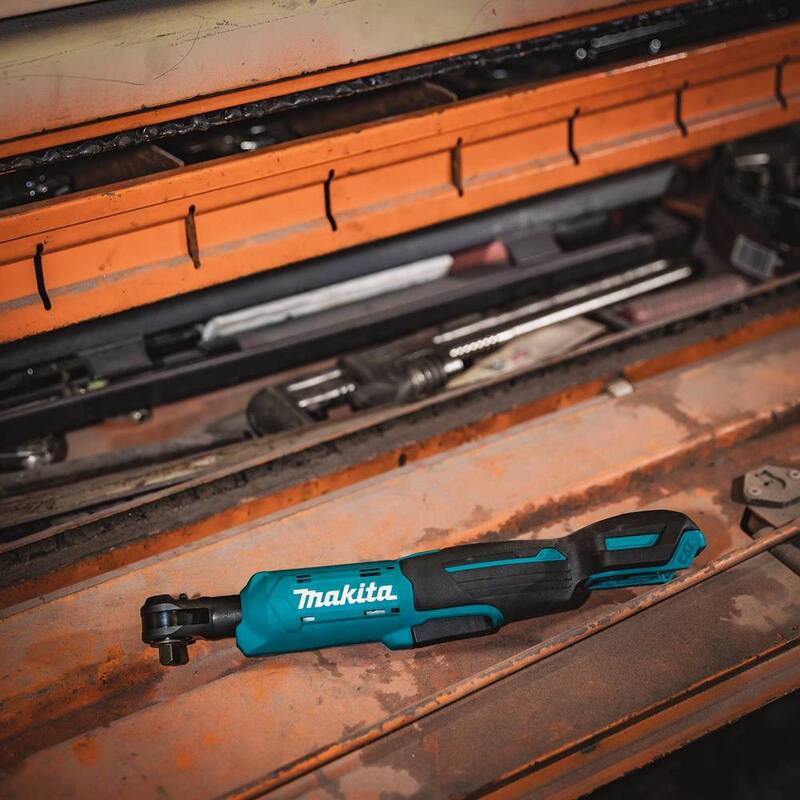 Trinquete inalámbrico de iones de litio Makita 12V max CXT de 3/8 pulgadas / 1/4 pulgadas Sq. Drive (Herramienta solamente) - RW01Z