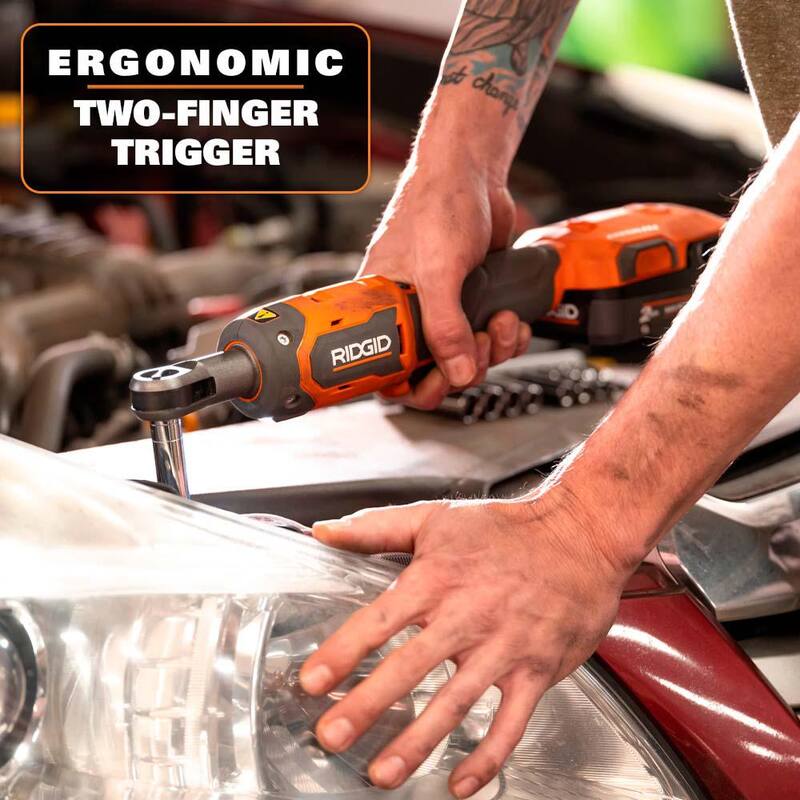 Llave de trinquete inalámbrica sin escobillas RIDGID 18V de 1/4 de pulgada con (2) baterías de 4.0 Ah, cargador y estuche - R866010B-AC93044SBN