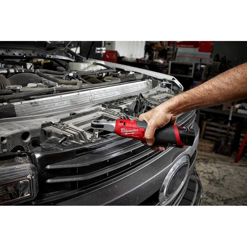 Juego de trinquete inalámbrico de alta velocidad Milwaukee M12 de 12 voltios con batería de iones de litio FUEL de 1/4 de pulgada y set de herramientas métricas y estándar para mecánicos (51 piezas) - 2566-22-48-22-9004