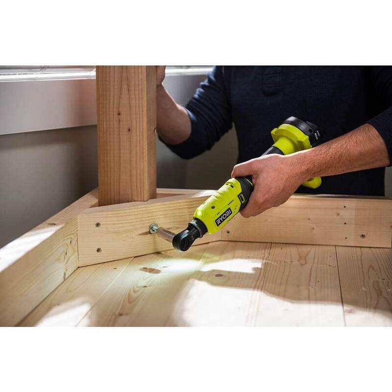 RYOBI ONE+ 18V Llave de trinquete inalámbrica de 1/4 de pulgada con 4 posiciones y batería de 2.0 Ah y cargador - PRC01B-PSK005