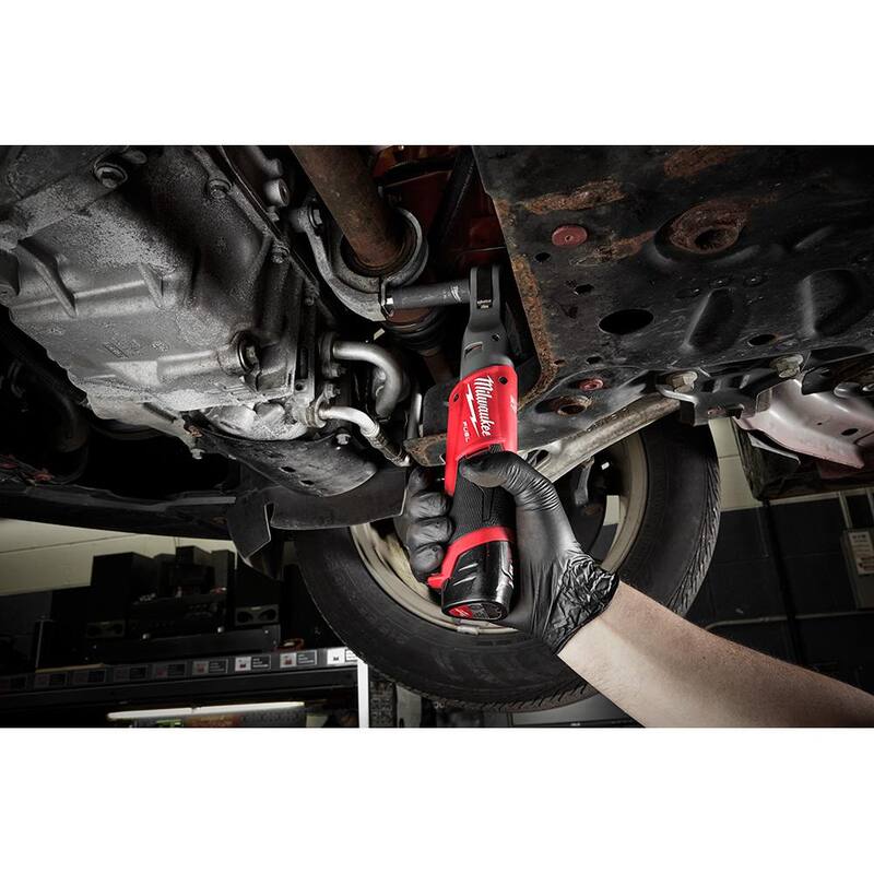 Milwaukee M12 FUEL 12V Lithium-Ion Brushless Cordless 3/8 in. Ratchet Kit con (2) Baterías de 2.0Ah, Cargador y Bolsa de Herramientas - 2557-22
