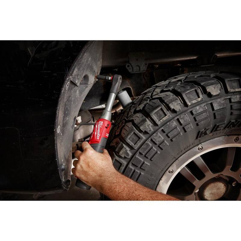 Milwaukee M12 FUEL Llave de trinquete inalámbrica de alta velocidad de alcance extendido de 3/8 pulgadas con llave de impacto en ángulo recto de 3/8 pulgadas y (2) baterías de 2.5 Ah - 2569-20-2564-20-48-11-2425-48-11-2425