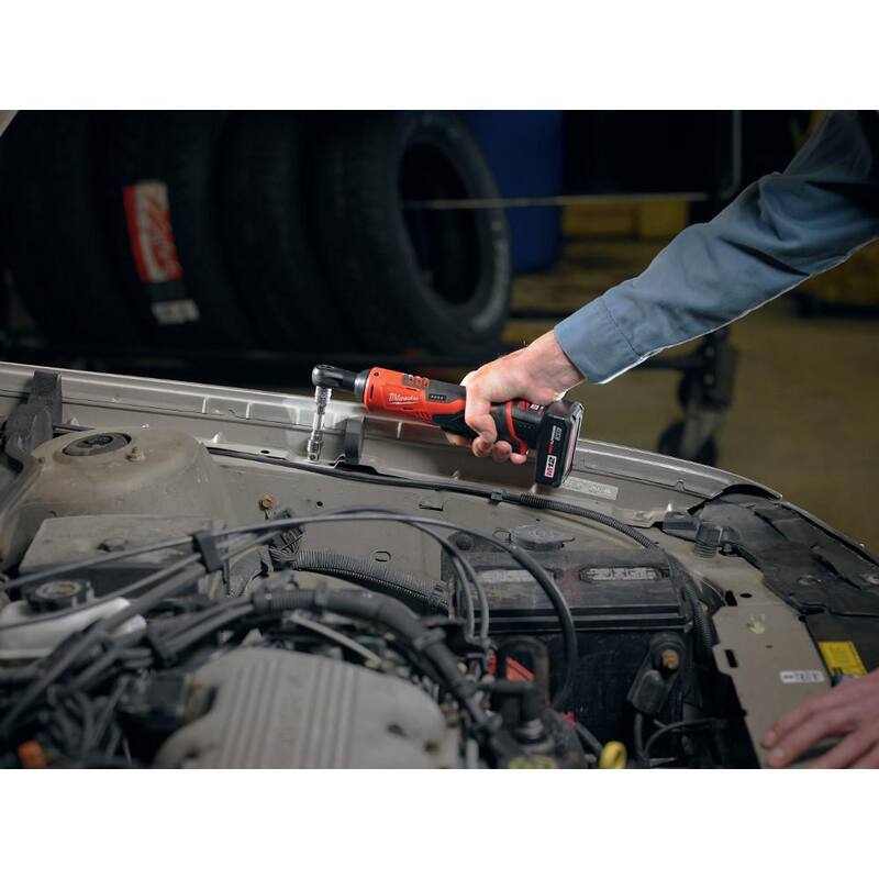 Milwaukee M12 12V Llave de trinquete inalámbrica de 3/8 in de iones de litio (solo herramienta) con Kit inicial M12 2.0 Ah - 2457-20-48-59-2420