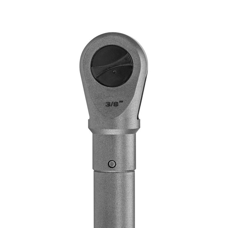 Llave de trinquete extendido inalámbrico sin escobillas de 3/8 pulg. RIDGID 18V con batería de iones de litio de 2.0 Ah GRATIS - R866021B-AC8400802