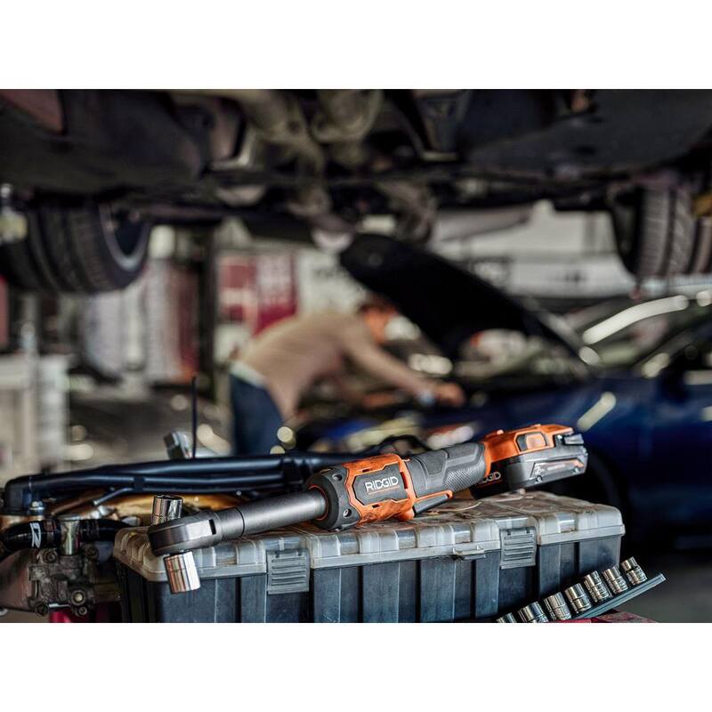 Llave de trinquete extendido inalámbrico sin escobillas de 3/8 pulg. RIDGID 18V con batería de iones de litio de 2.0 Ah GRATIS - R866021B-AC8400802