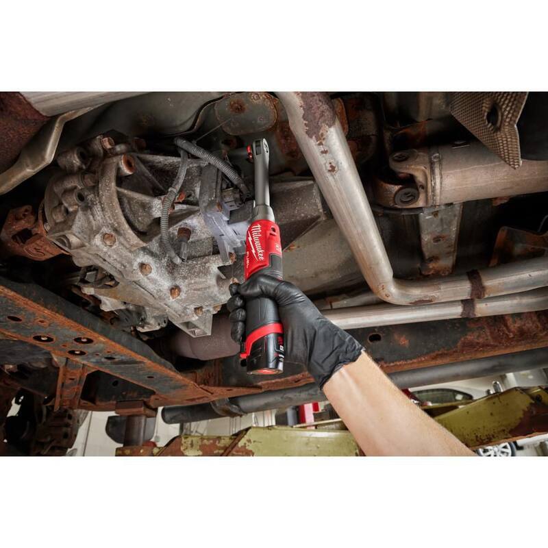 Milwaukee M12 FUEL 12V Li-Ion Brushless 3/8 in. Ratchet inalámbrico de alta velocidad de alcance extendido con kit de cargador con batería de 5.0 Ah - 2569-21-48-11-2450