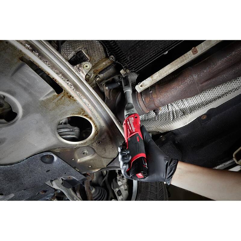 Kit de trinquete extendido inalámbrico Milwaukee M12 FUEL 12V de iones de litio sin escobillas de 3/8 pulg. con juego de llaves de trinquete métricas - 2560-21-48-22-9516