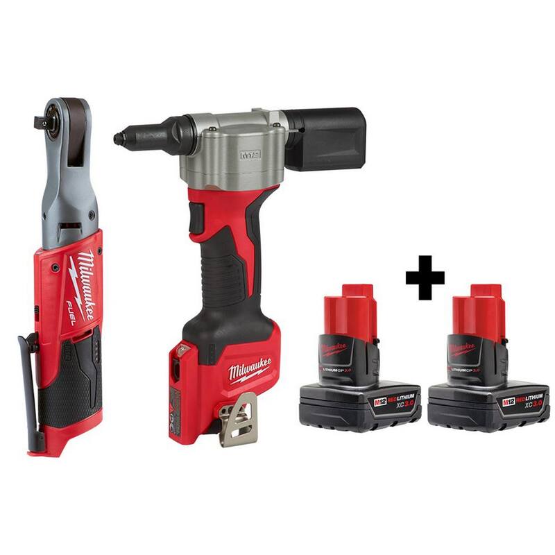 Llave de trinquete y herramienta de remache Milwaukee M12 FUEL 12V sin escobillas inalámbrica de 3/8 pulg. con dos baterías de 3.0 Ah - 2557-20-2550-20-48-11-2412
