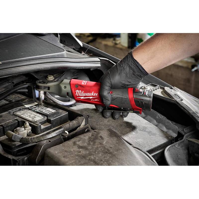 Kit combinado de trinquete inalámbrico sin escobillas Milwaukee M12 FUEL de 12V con batería de 2.0Ah y cargador - 2557-20-2558-20-48-59-2420