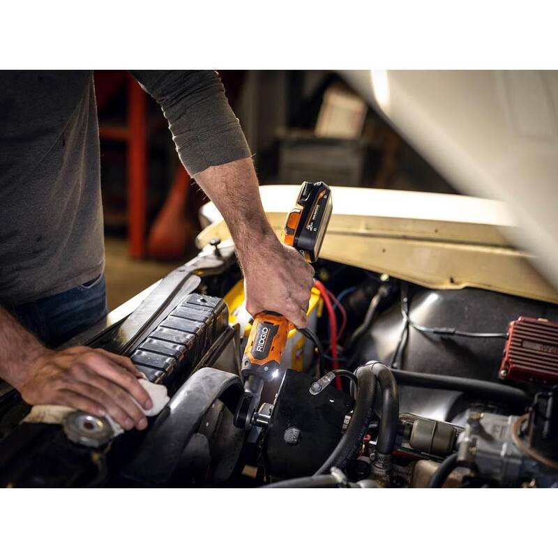 RIDGID 18V Juego de trinquete inalámbrico sin escobillas de 3/8 de pulgada con batería de 2.0 Ah y cargador y protector - R866011K-AC13B03N