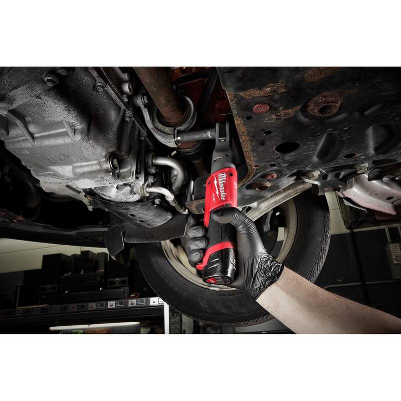 Llave de trinquete inalámbrica sin escobillas de 3/8 pulgadas y Radio de obra Milwaukee M12 FUEL de 12V de iones de litio con dos baterías de 3.0 Ah - 2557-20-2951-20-48-11-2412.