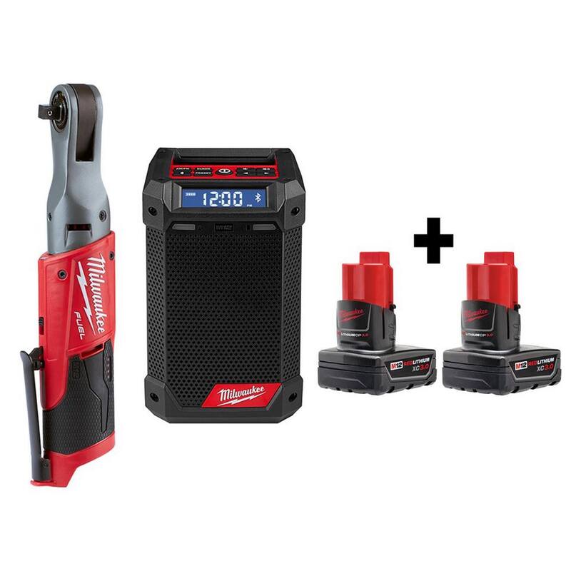 Llave de trinquete inalámbrica sin escobillas de 3/8 pulgadas y Radio de obra Milwaukee M12 FUEL de 12V de iones de litio con dos baterías de 3.0 Ah - 2557-20-2951-20-48-11-2412.