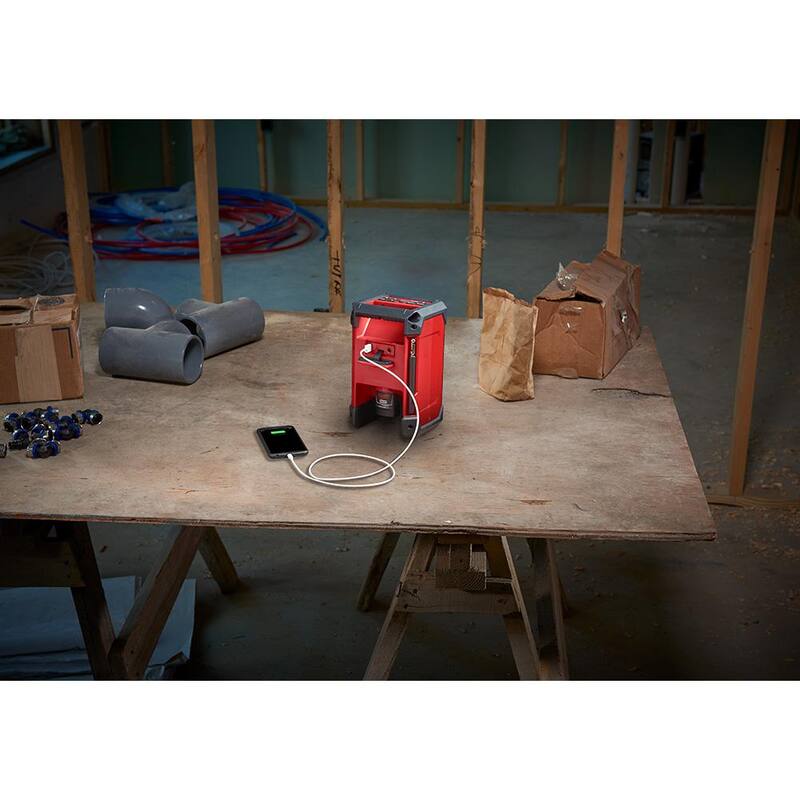 Milwaukee M12 12V Llave de trinquete inalámbrica de 3/8 de pulgada y Radio de obra Bluetooth/AM/FM con 2 baterías - 2951-20-2457-20-48-11-2420-48-11-2420