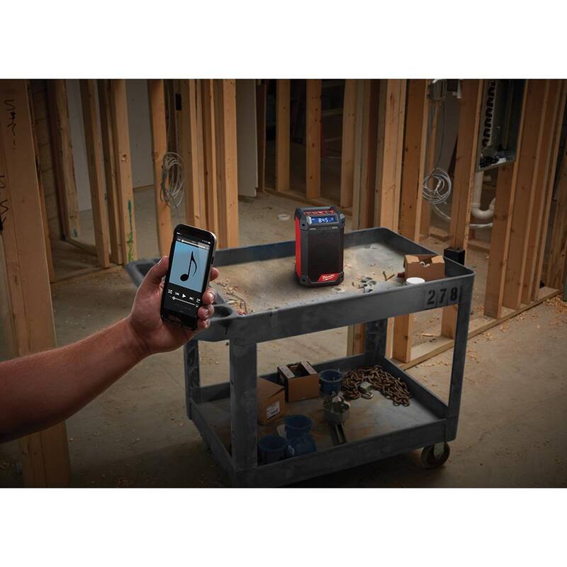 Milwaukee M12 12V Llave de trinquete inalámbrica de 3/8 de pulgada y Radio de obra Bluetooth/AM/FM con 2 baterías - 2951-20-2457-20-48-11-2420-48-11-2420