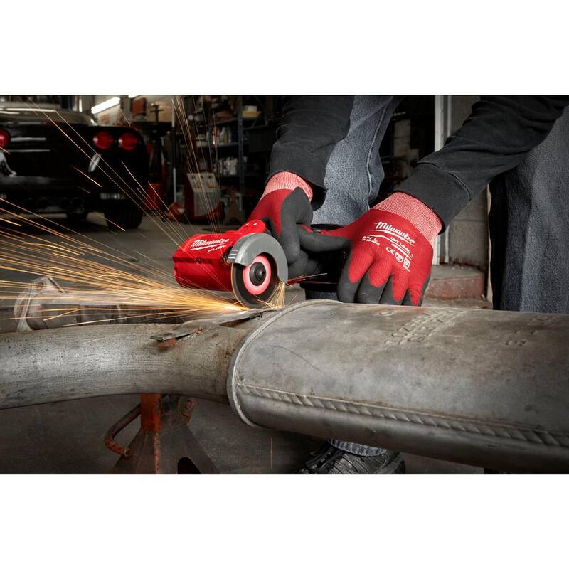 Milwaukee M12 FUEL 12V Lithium-Ion Brushless High Speed 3/8 in. Llave de trinquete inalámbrica y M12 FUEL 3 in. Sierra de corte - 2567-20-2522-20