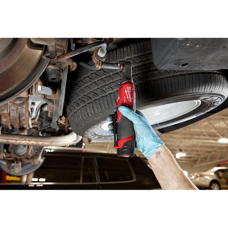 Llave de trinquete inalámbrica sin escobillas Milwaukee M12 FUEL de 12V de Alto Desempeño con Batería de Iones de Litio de 3/8 y 1/4 de pulgada, con 2 botas de goma para trinquete - 2567-20-2566-20-49-16-2567-49-16-2567