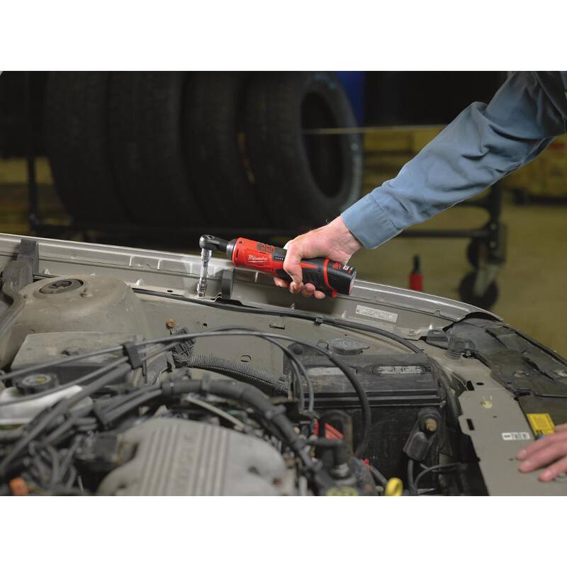 Juego de trinquete inalámbrico con batería de iones de litio Milwaukee M12 12V de 3/8 pulgadas con juego de dados métricos y SAE para mecánica e impacto de 3/8 pulgadas (100 piezas) - 2457-21-48-22-9008-49-66-7009.