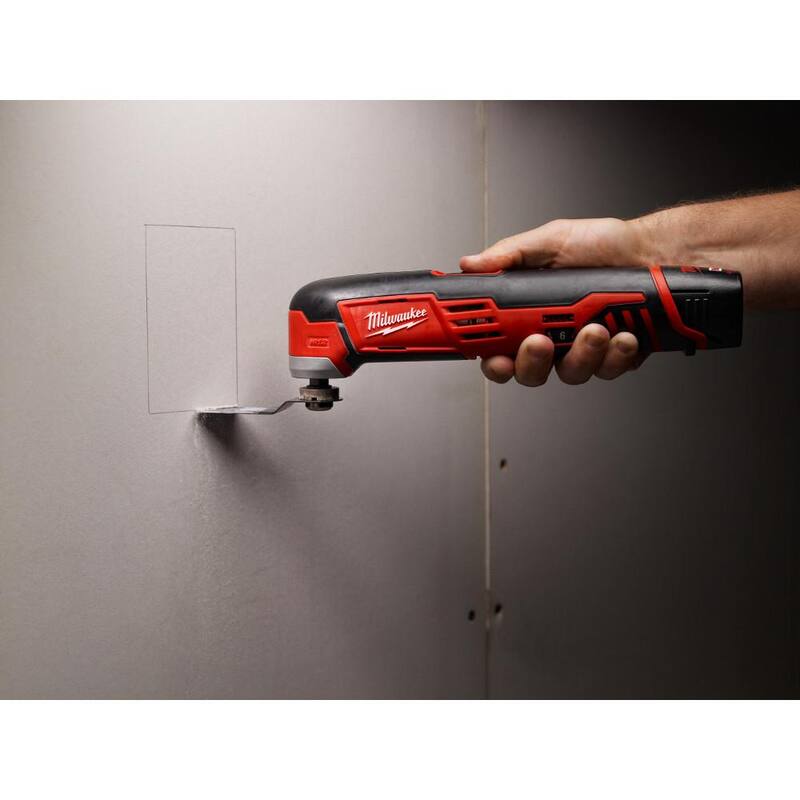 Milwaukee M12 FUEL 12-Volt Lithium-Ion Brushless Cordless 3/8 in. Ratchet Multi-Tool Combo Kit con (1) Batería 2.0Ah y Cargador - 2557-20-2426-20-48-59-2420
