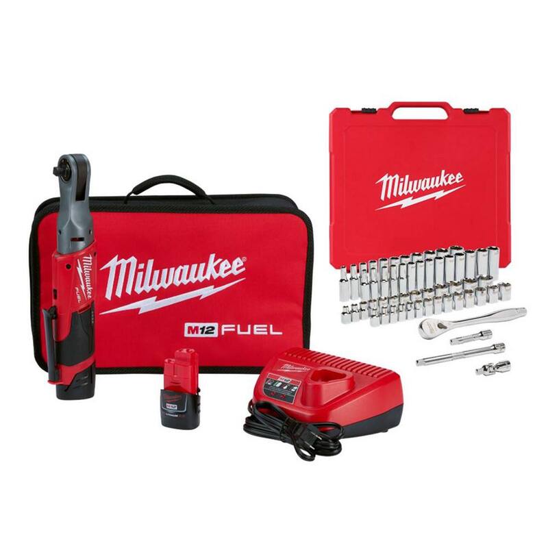 Juego de llave de trinquete inalámbrica Milwaukee M12 FUEL de 12 voltios con tecnología de iones de litio sin escobillas de 3/8 pulgadas con juego de llaves de impacto y mecánicas (104 piezas) - 2557-22-48-22-9008