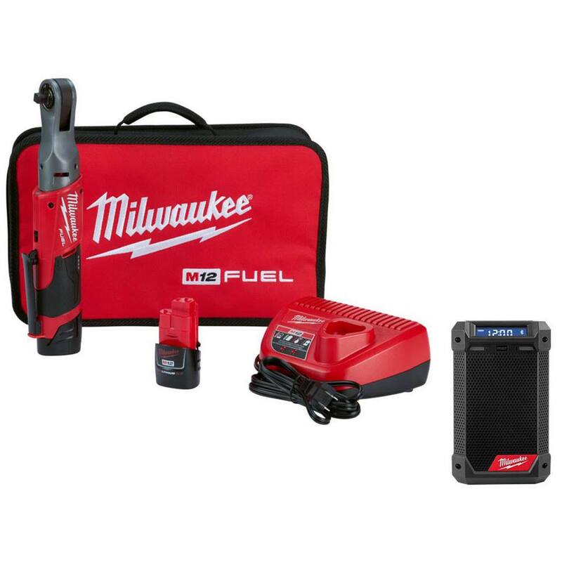 Llave de trinquetes inalámbrica sin escobillas Milwaukee M12 FUEL de 12V de 3/8 pulgadas con kit de radio de obra AM/FM con Bluetooth M12 y cargador - 2557-22-2951-20