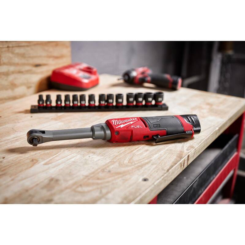 Milwaukee M12 FUEL Kit de Trinquete Inalámbrico de Alta Velocidad con Alcance Extendido de 3/8 pulg. de Iones de Litio de 12V y Juego Mecánico de 3/8 pulg. de Unidad (32 Piezas) - 2569-21-48-22-9508