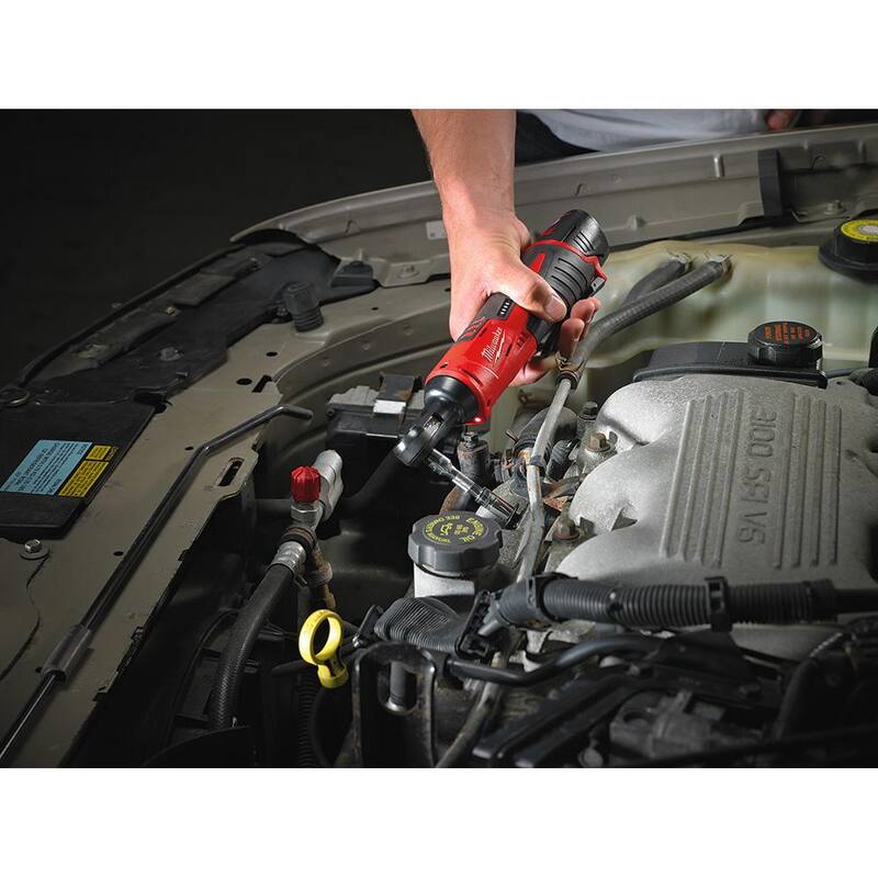 Milwaukee M12 12V Lithium-Ion 3/8 in. Llave de trinquete inalámbrica con accionamiento de 3/8 in. Juego de herramientas mecánicas métricas de trinquete y dado con estuche PACKOUT - 2457-20-48-22-9482