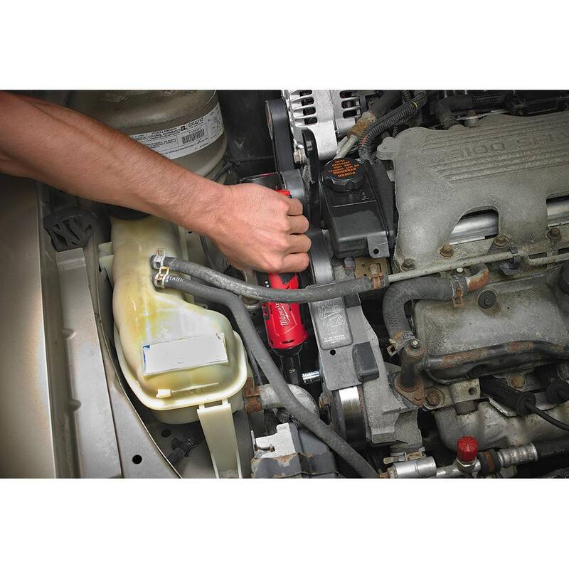 Milwaukee M12 12V Lithium-Ion 3/8 in. Llave de trinquete inalámbrica con accionamiento de 3/8 in. Juego de herramientas mecánicas métricas de trinquete y dado con estuche PACKOUT - 2457-20-48-22-9482