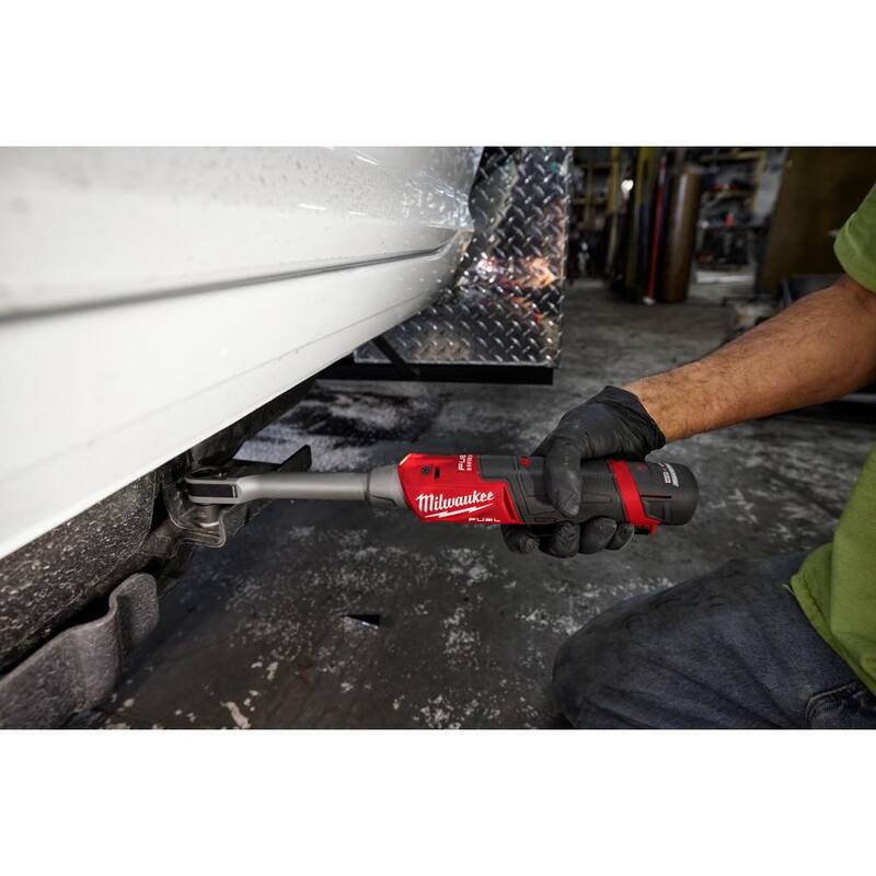 Broche de trinquete de caja de alcance extendido inalámbrico sin escobillas de 1/4 - 3/8 pulgadas de litio-ion de 12V Milwaukee M12 FUEL INSIDER con cubierta protectora - 3050-20-49-16-3050