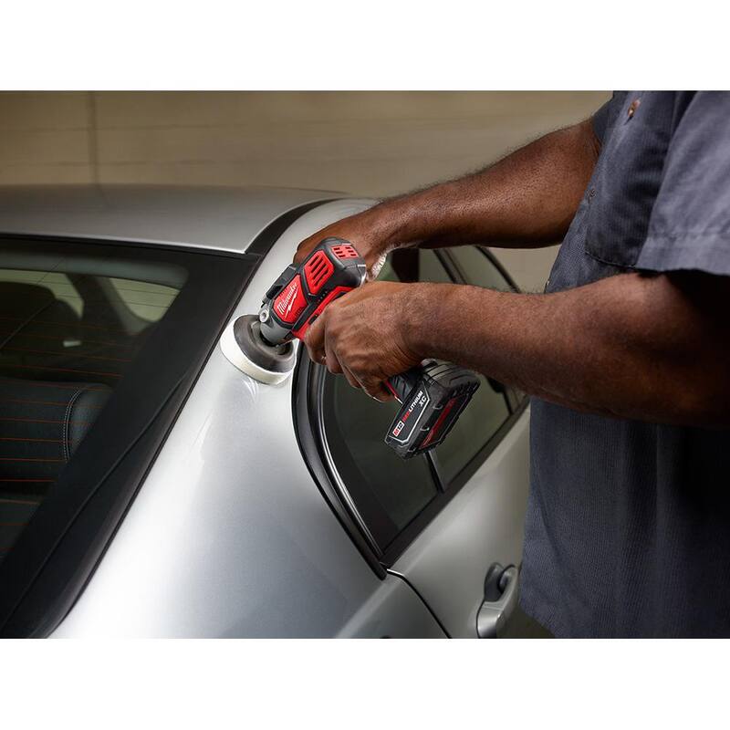 Milwaukee M12 12V Lithium-Ion Pulidora/Lijadora inalámbrica de velocidad variable Kit con (2) baterías M12, accesorios, cargador y bolsa de herramientas - 2438-22X