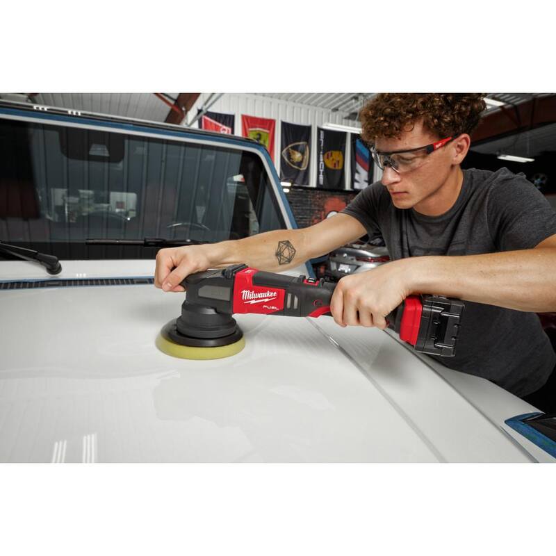 Kit pulidor DA inalámbrico sin escobillas de 15 mm Milwaukee M18 FUEL 18V de ion de litio con (2) baterías M18, cargador y estuche - 2684-22HD