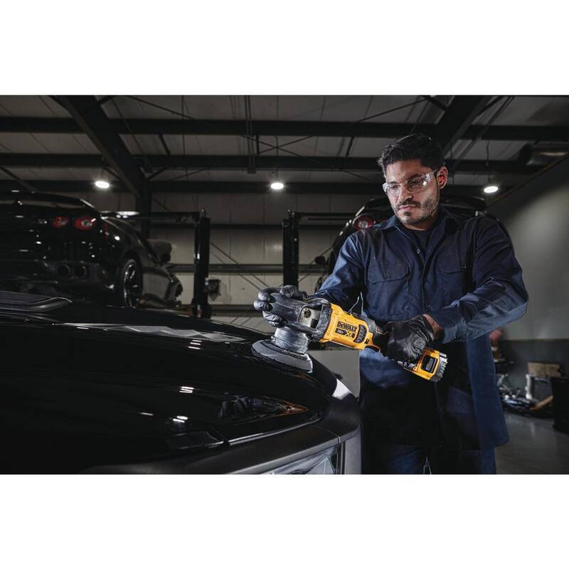Pulidora orbital aleatoria inalámbrica sin escobillas DEWALT 20V MAX XR de 5 pulgadas con velocidad variable con (2) baterías de 20V 5.0Ah y cargador - DCM848P2