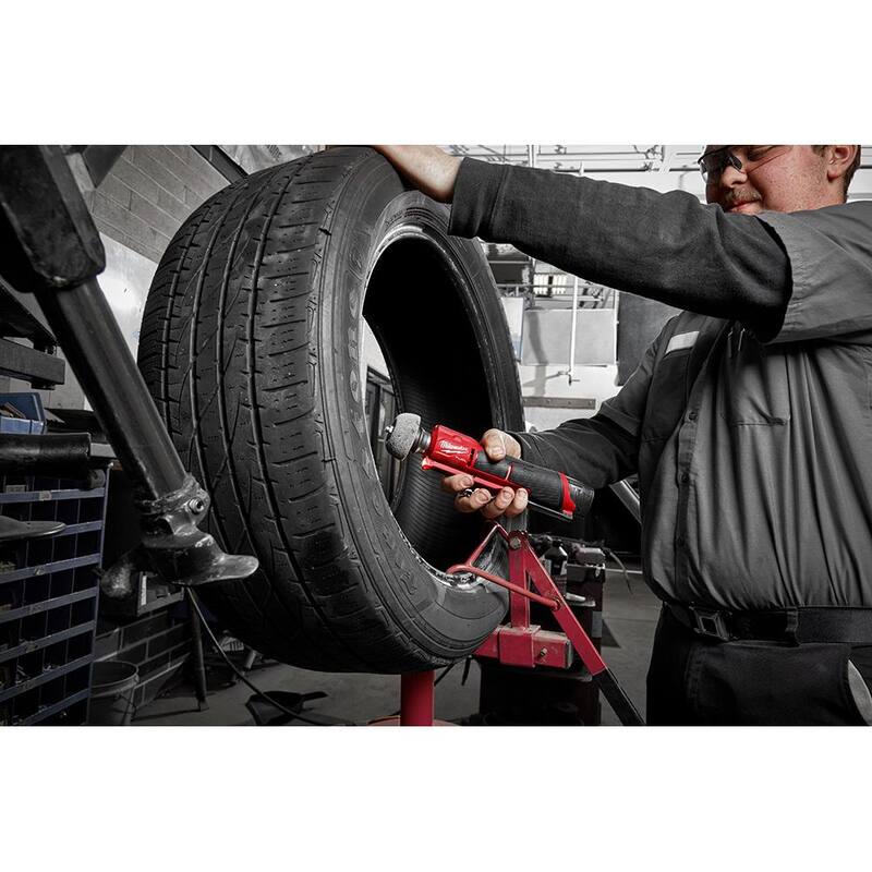 Kit de pulidora de neumáticos de baja velocidad Milwaukee M12 FUEL 12V de iones de litio sin escobillas con batería de 4.0 Ah y 2.0 Ah y mochila - 2409-22