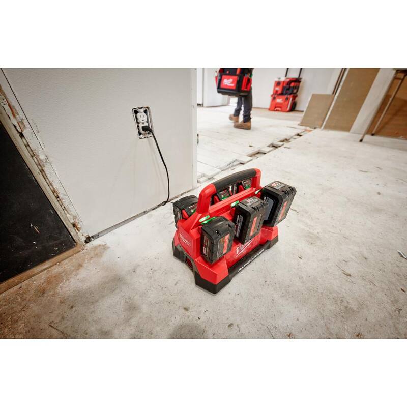 Paquete de baterías de iones de litio Milwaukee M18 de 18 voltios (2) 5.0Ah y paquete de baterías de alta capacidad (2) 6.0Ah con cargador rápido PACKOUT de 6 puertos - 48-59-1865POC