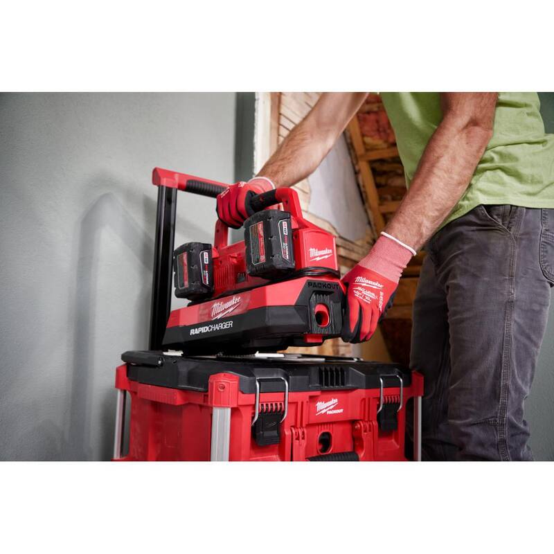 Paquete de baterías de iones de litio Milwaukee M18 de 18 voltios (2) 5.0Ah y paquete de baterías de alta capacidad (2) 6.0Ah con cargador rápido PACKOUT de 6 puertos - 48-59-1865POC