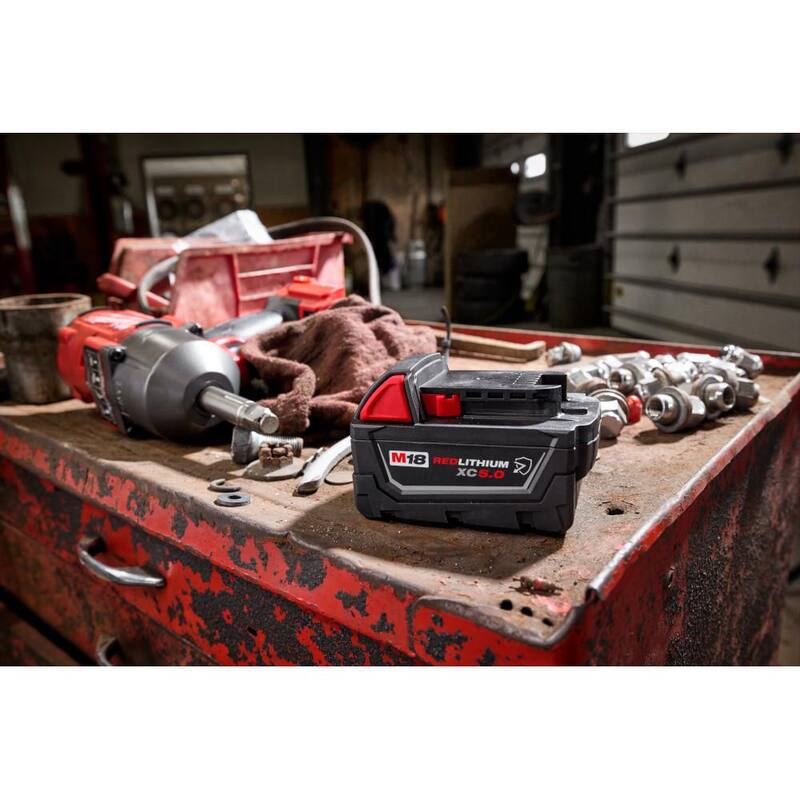 Paquete de batería de capacidad extendida Milwaukee M18 de 18 voltios y 5.0 Ah de iones de litio resistente - 48-11-1850R